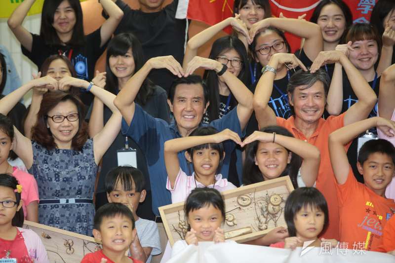 20170916-前總統馬英九16日出席「新台灣人小學堂」大小書蟲相見歡見面會，並於現場大小朋友一同合照。（顏麟宇攝）