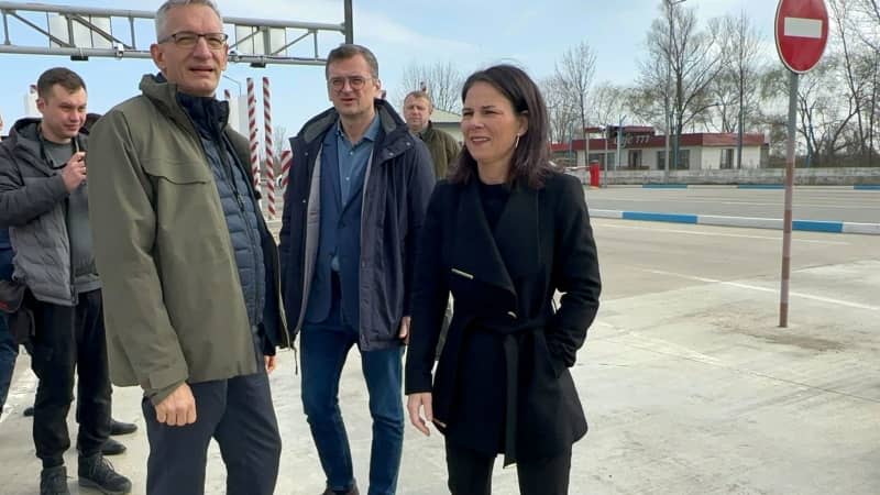 Annalena Baerbock (R), Germany's Foreign Minister, and Dmytro Kuleba (2nd R), Ukraine Foreign Minister, look around the border crossing between Ukraine and Moldova. Jörg Blank/dpa