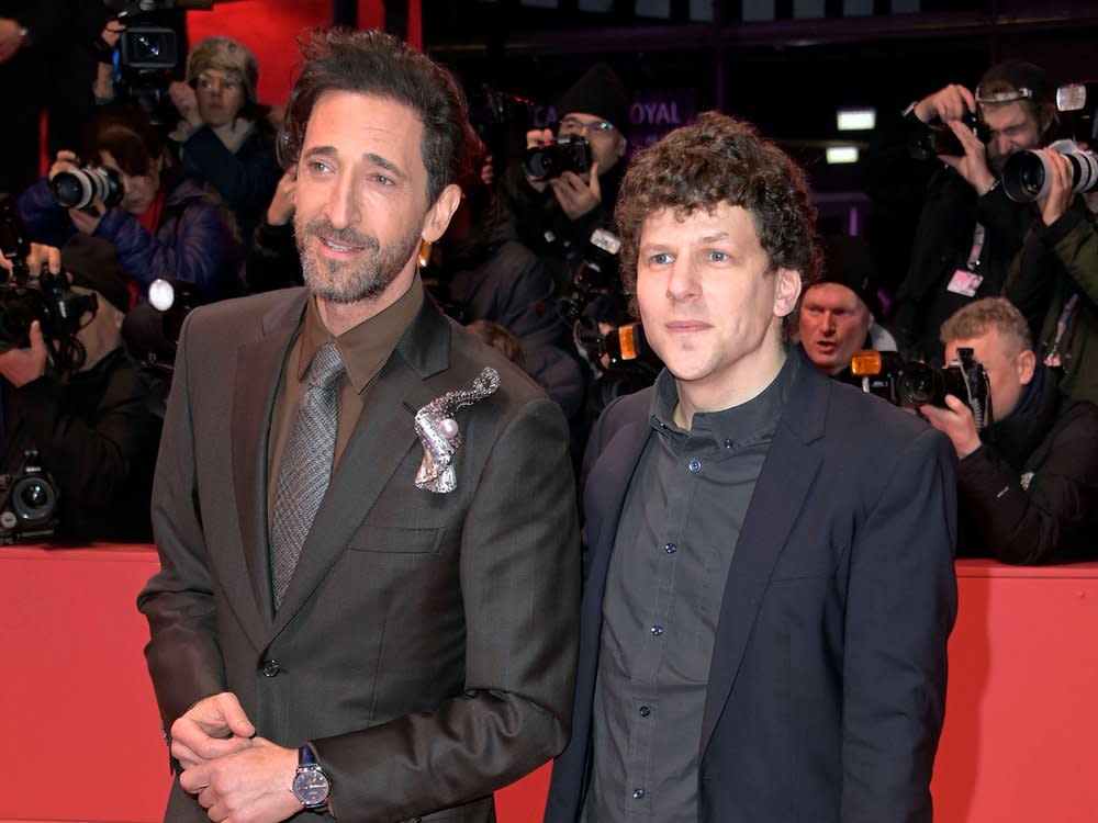 Adrien Brody (li.) und Jesse Eisenberg meistern das Blitzlichtgewitter in Berlin. (Bild: imago images/Future Image)