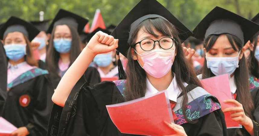 上海華東師範大學，畢業生舉行宣誓儀式。（圖／新華社資料照片）