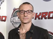 <p>Der Suizid des Linkin-Park-Sängers Chester Bennington kam für Familie, Freunde und Fans plötzlich – auch wenn bekannt war, dass das Leben des Musikers und sechsfachen Vaters von Alkoholexzessen und Depressionen geprägt war. Bennington und seine Band katapultierten sich 2000 mit dem Nu-Metal-Album „Hybrid Theory“ weltweit in die Charts – zu ihren bekanntesten Songs gehören seitdem „In The End“, „Numb“ und „Crawling“, in denen er nicht zuletzt seine schwierige, von Missbrauch geprägte Kindheit verarbeitete. Bennington wurde nur 41 Jahre alt. (Bild: John Shearer/Invision/AP Photo) </p>