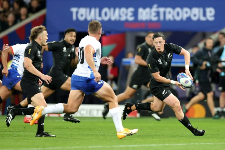 New Zealand scrum-half Cam Roigard (R) prepares to pass the ball to fly-half Damian McKenzie (L) (CHARLY TRIBALLEAU)