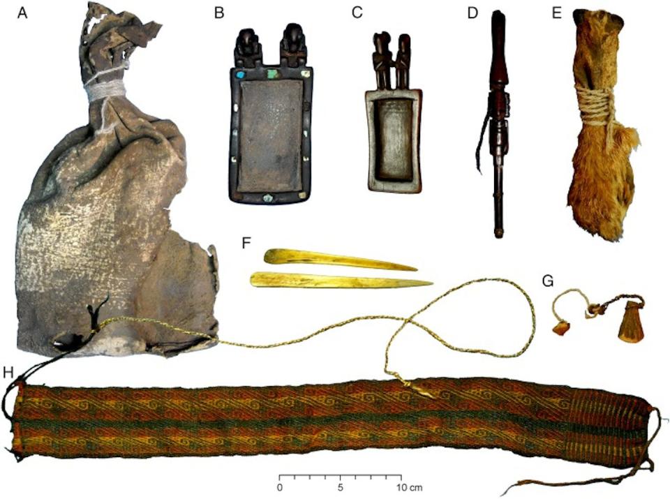 Útiles encontrados en la Cueva de El Chileno, en Bolivia, de hace 1.000 años. Se identificaron restos químicos de bufotenina, dimetiltriptamina, harmina y cocaína. El fardo ritual contenía tanto harmina como dimetiltriptamina, los dos ingredientes principales de la ayahuasca (Miller et al. 2019). <a href="https://www.pnas.org/doi/full/10.1073/pnas.1902174116" rel="nofollow noopener" target="_blank" data-ylk="slk:PNAS;elm:context_link;itc:0;sec:content-canvas" class="link ">PNAS</a>, <a href="http://creativecommons.org/licenses/by/4.0/" rel="nofollow noopener" target="_blank" data-ylk="slk:CC BY;elm:context_link;itc:0;sec:content-canvas" class="link ">CC BY</a>