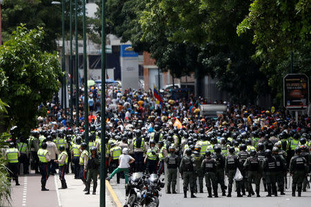 Opposition supporters clash with Venezuelan National Guards during a rally to demand a referendum to remove President Nicolas Maduro in Caracas, Venezuela, June 7, 2016. REUTERS/Carlos Garcia Rawlins