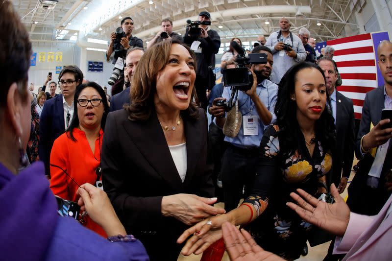 FOTO DE ARCHIVO: La senadora Kamala Harris saluda a sus partidarios después de celebrar su primer evento organizador en Los Ángeles mientras hacía campaña en la carrera por la nominación presidencial demócrata de 2020 en Los Ángeles, California, EEUU, el 19 de mayo de 2019