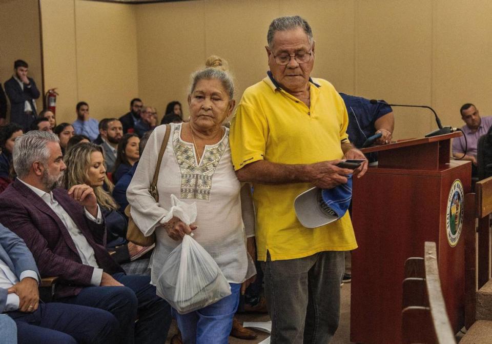 Los residentes de Hialeah, José Manuel López y su esposa Elisa Naranjo, de 70 años ambos, les suspendieron el servicio eléctrico y de plomería cuando inspectores de la ciudad determinaron que tenían dos vehículos recreativos alquilados ilegalmente en su patio trasero. Ellos fueron a pedir que les restituyan el servicio luego de hablar cumplido con la normativa, durante una reunión que incluyó la primera lectura de la ordenanza propuesta para modificar un capítulo del código sobre los vehículos comerciales, vehículos recreativos, botes o embarcaciones, en la alcaldía, el martes 09 de enero de 2024.