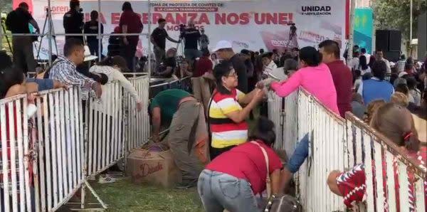 Antes de iniciar el evento incluso este medio pudo documentar cómo con ayuda de “diablitos” se llevaron al campo de fútbol al menos una decena de cajas de cartón con cientos de lonches que se repartieron a los asistentes. 