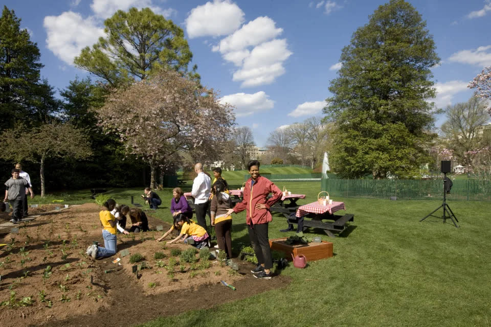 Der Rosengarten im April 2008 (links) und im Mai 2021 (rechts). (Brooks Kraft/Corbis via Getty Images; via Twitter)