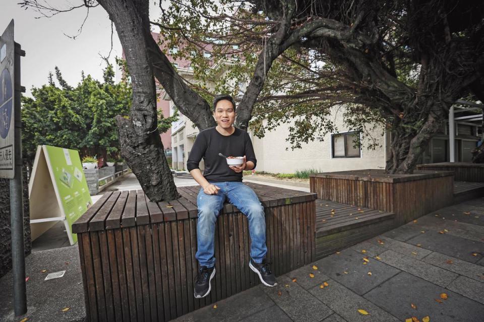 坐在爺爺陳德旺早年創業擺攤的台中市長公館榕樹下，陳倧偉是唯一接手家業的第3代。