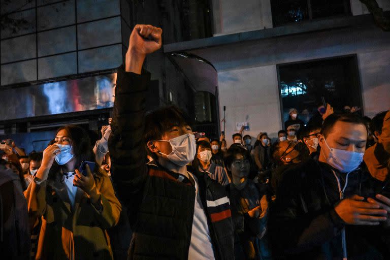 La gente canta eslóganes mientras se reúne en una calle de Shanghái, la semana pasada 