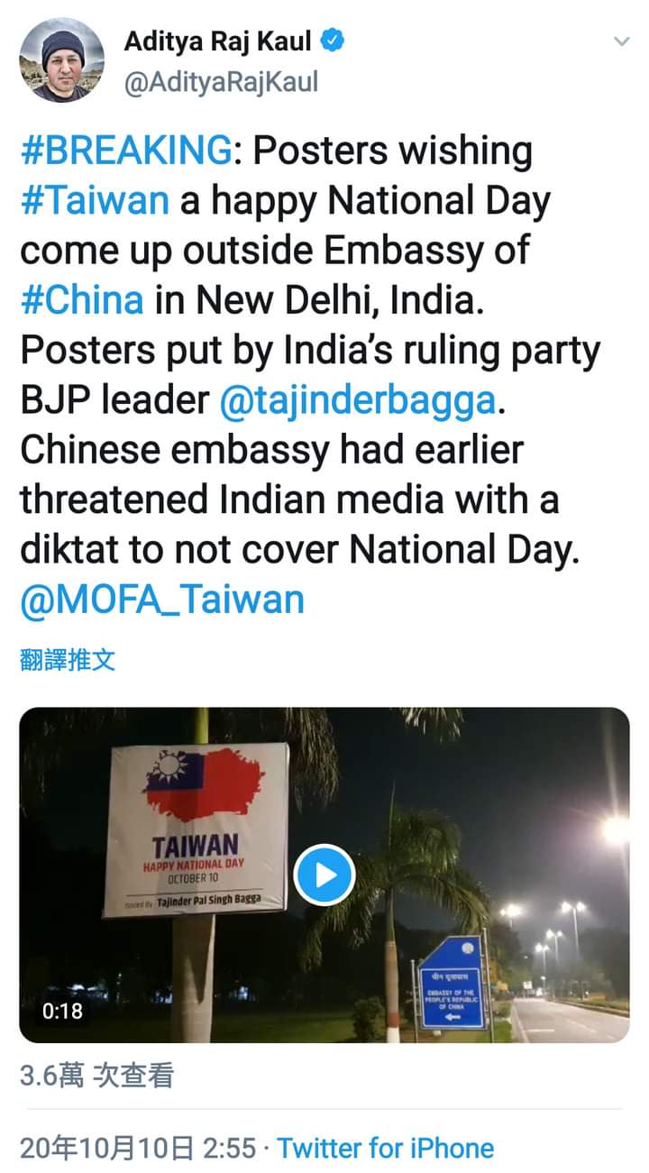 印度記者發現，中國使館外滿滿都是祝賀我國國慶的海報。   圖：印度記者推特