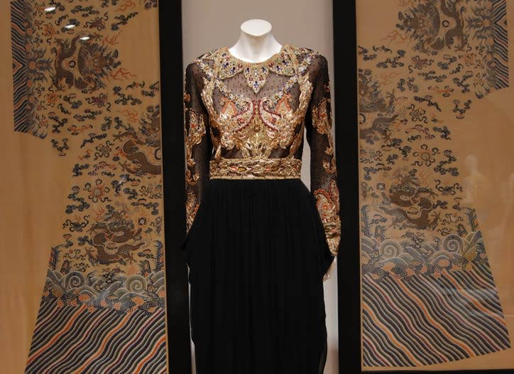 Φόρεμα Mary McFadden με άκοπη κινέζικη ρόμπα του 19ου αιώνα.