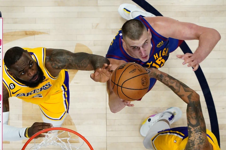 丹佛金塊Nikola Jokic(圖右)、洛杉磯湖人LeBron James。(AP Photo/Jack Dempsey)