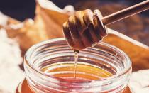 <p>Honig ist gesund! Er enthält entzündungshemmende Stoffe und wirkt blutdrucksenkend. Aber seien Sie sich immer bewusst: Das flüssige Gold besteht zu 80 Prozent aus Zucker und zu 20 Prozent aus Wasser. (Bild: iStock / rclassenlayouts)</p>