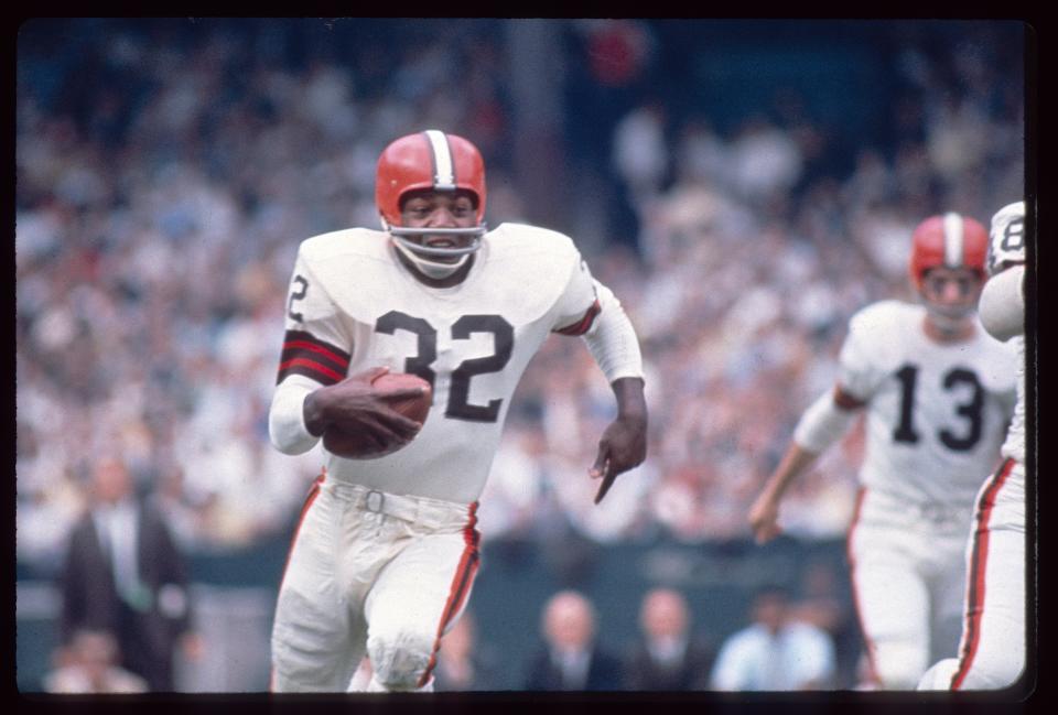 CIRCA 1950's:  Jim Brown #32 of the Cleveland Browns carries the ball in a late circa 1950's NFL football game. Brown played for the Browns from 1957-1965. (Photo by Focus on Sport/Getty Images)