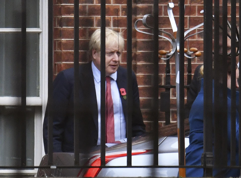 El primer ministro británico, Boris Johnson, sale de Downing Street en Londres, el lunes 4 de noviembre de 2019. (Dominic Lipinski/via AP)