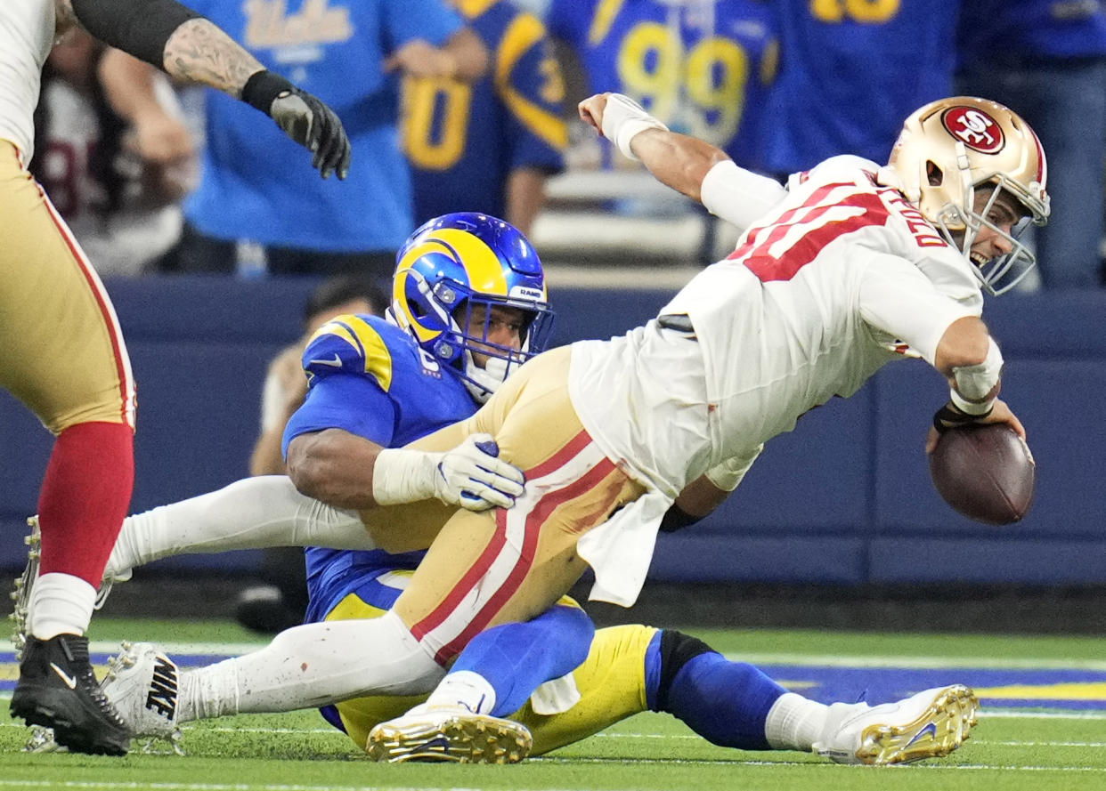 Inglewood, CA - El quarterback Jimmy Garoppolo #10 de los San Francisco 49ers lanza una intercepción bajo la presión del ala defensivo Aaron Donald #99 de Los Angeles Rams en el 4to cuarto del juego por el Campeonato de la NFC en el SoFi Stadium en Inglewood el domingo 30 de enero de 2022. (Foto por Keith Birmingham/MediaNews Group/Pasadena Star-News via Getty Images)