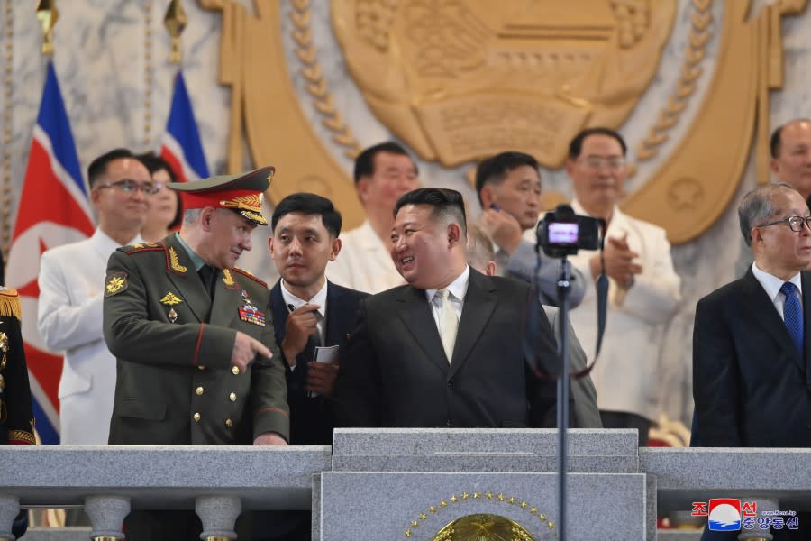 北韓 7 月 27 日慶祝「祖國解放戰爭勝利70週年」閱兵，金正恩（右）與到訪的俄羅斯國防部長蕭依古（左）互動有說有笑。   圖：翻攝朝中社（資料照）