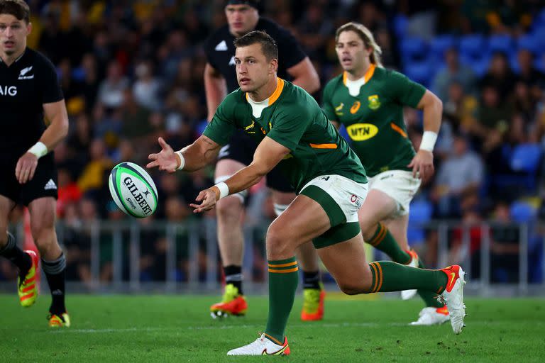 Handre Pollard de Sudáfrica pasa el balón durante el partido del Campeonato de Rugby contra Nueva Zelanda en el Cbus Super Stadium en Gold Coast