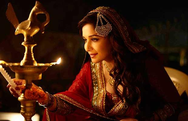 Madhuri Dixit has been awarded endless times. So it came quite naturally when she was acclaimed for her role of Chandramukhi in Devdas. The actress took home the Screen Award and Filmfare Award as the best actress in a supporting role in the year 2003. We don’t complaint, it was very well deserved. (https://in.news.yahoo.com/photos/birthday-special-madhuri-dixit-10-slideshow/)
