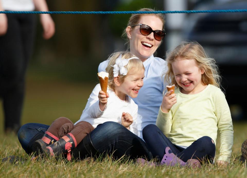 People in nature, People, Child, Fun, Family taking photos together, Grass, Toddler, Happy, Family, Family pictures, 