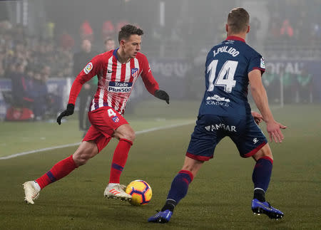 El colombiano Santiago Arias del Atlético de Madrid encara a Jorge Pulido del Huesca, en el Estadio Alcoraz de Huesca, España. 19 de enero de 2019. REUTERS/Vincent West