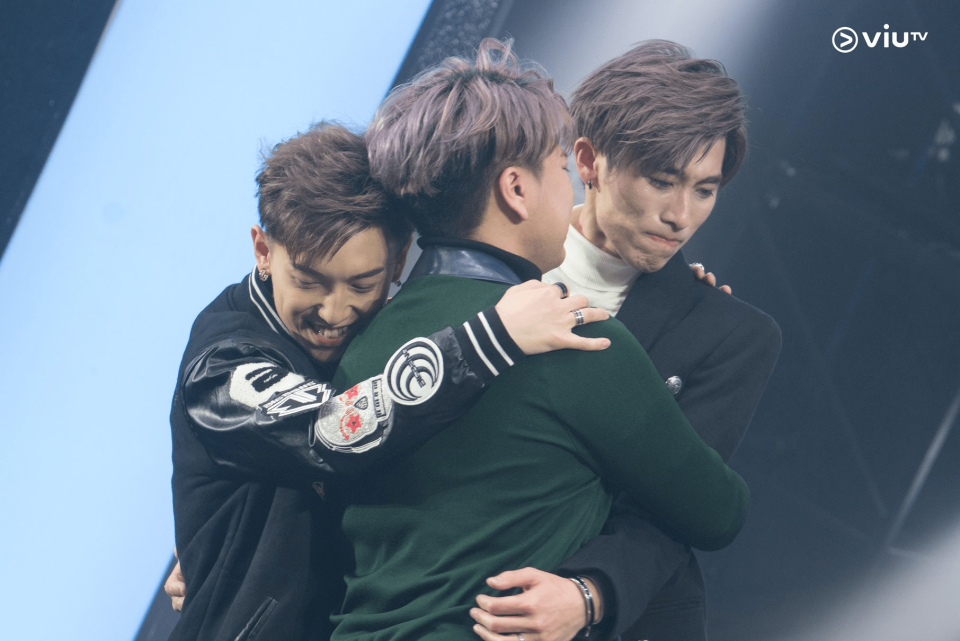 2019 年 12 月《造星 2》決賽，Phoebus 奪冠後與亞軍 MC 張天賦，以及 Hugo 丘凱雄擁抱，情緒激動（圖片來源：ViuTV）