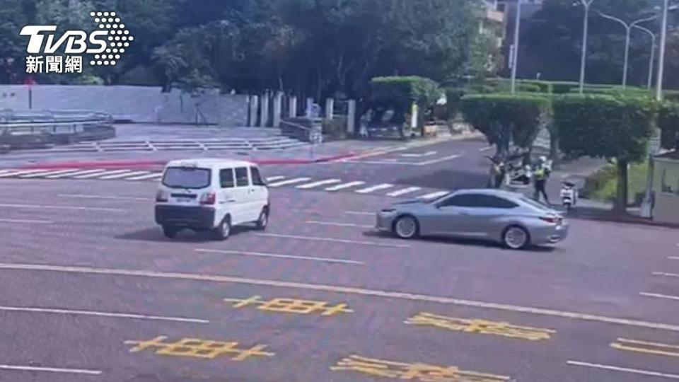 小貨車違規穿越凱達格蘭大道。（圖／TVBS）