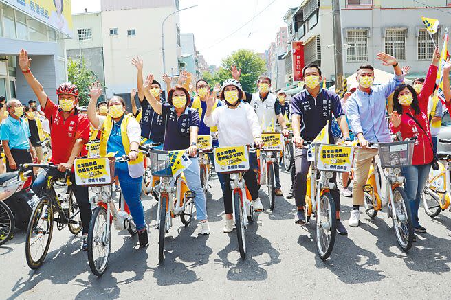 嘉義市長黃敏惠（中間白衣者）競選連任，25日成立「勇媽青年團」，由黃敏惠親自帶領上百名青年騎乘YouBike環嘉。（呂妍庭攝）