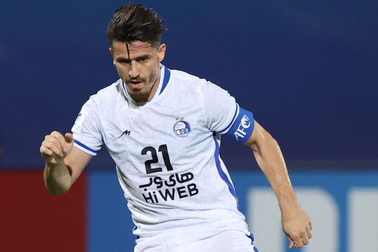 (FILES) In this file photo Esteghlal's defender Voria Ghafouri plays during the AFC Champions League group C match between Saudi's Al-Ahli and Iran's Esteghlal on April 27, 2021, at the King Abdullah sport city stadium in the Saudi city of Jeddah. - Iranian security forces on November 24, 2022 arrested national football player Voria Ghafouri over accusations that he spread "propaganda" against the Islamic republic, Fars news agency reported. He was arrested after a training session with his club Foolad Khuzestan on charges of having "tarnished the reputation of the national team and spread propaganda against the state," the agency said. (Photo by AFP)