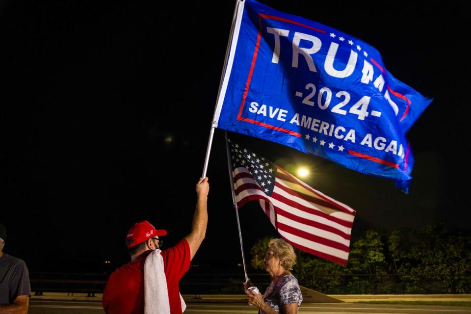 ‘I’m praying for him’ Trump backers gather outside MaraLago to rally