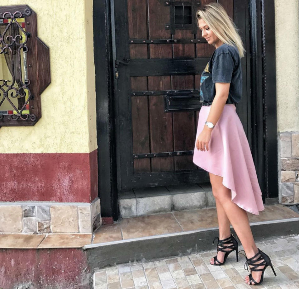 <p>Falda asimétrica, camiseta estampada y sandalias. ¡Nos encanta este <em>outfit</em> de Petrovic Vjera! (Foto: Instagram / <a rel="nofollow noopener" href="https://www.instagram.com/__snajderka__/" target="_blank" data-ylk="slk:@__snajderka__;elm:context_link;itc:0;sec:content-canvas" class="link ">@__snajderka__</a>). </p>