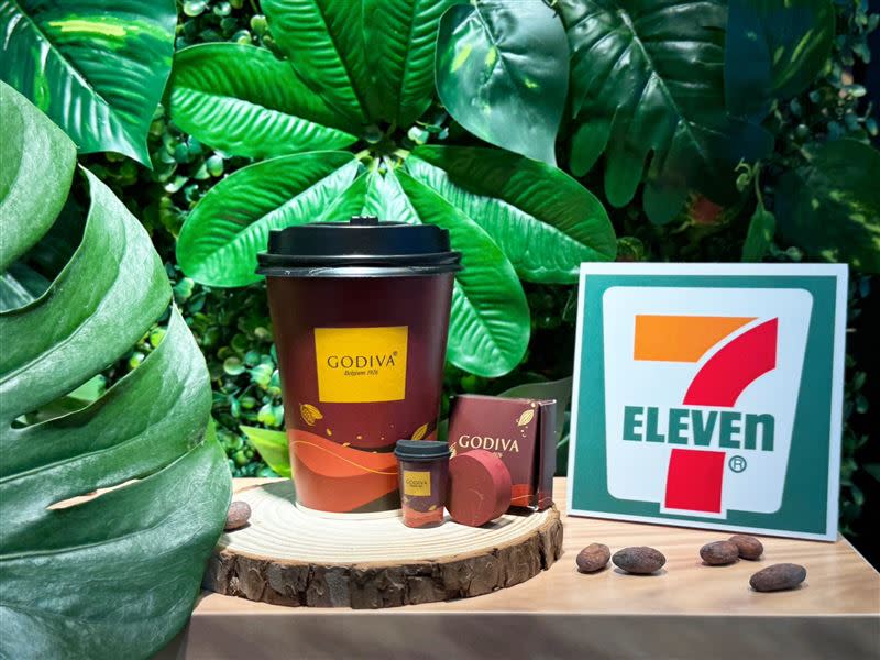 7-ELEVEN限定推出「GODIVA迦納熱巧克力」，再加贈造型磁鐵。（圖／超商業者提供）