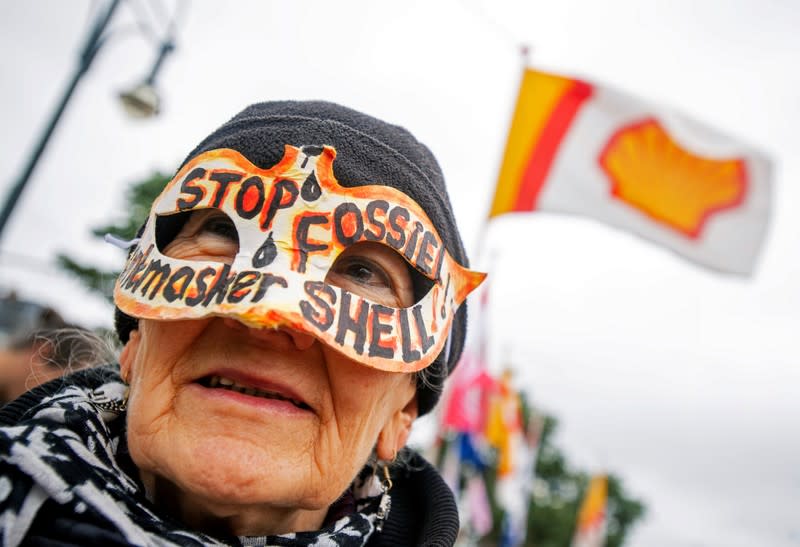 FILE PHOTO: Environmental activists demonstrate outside the Royal Dutch Shell's annual general shareholder meeting in Scheveningen