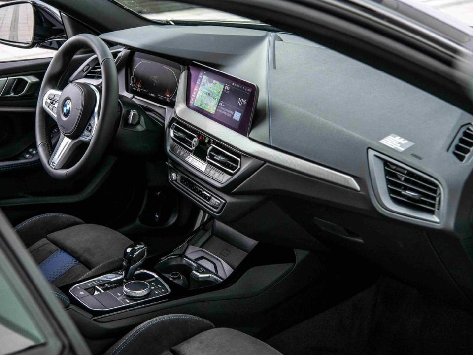 BMW全數位虛擬座艙，整合10.25吋虛擬數位儀錶與10.25吋中控觸控螢幕，提供車主輕鬆、便利的行車生活。