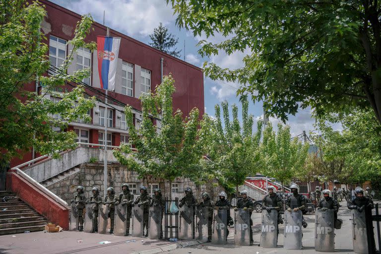 Soldados de la OTAN y la policía militar internacional aseguran la zona cerca de Zvecan, en el norte de Kosovo, el 30 de mayo de 2023, un día después de los enfrentamientos con manifestantes serbios que exigían la destitución de los alcaldes albaneses recientemente elegidos.