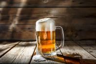 Das ist doch mal eine schöne Überraschung! Richtig gesund ist Bier zwar nicht, doch kalorienarm ist es trotzdem: pro 100 Milliliter enthält der Gerstensaft nur 43 Kalorien. (Bild: iStock / GANNAMARTYSHEVA)