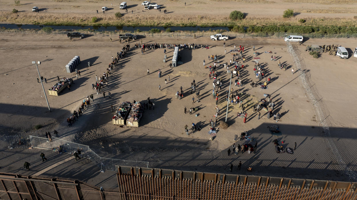 Un grupo de migrantes espera dentro de un campamento improvisado de migrantes para que los suban en autobuses y los lleven a ser procesados en una subestación de la Oficina de Aduanas y Protección Fronteriza en El Paso, Texas, el 12 de mayo de 2023. (Ivan Pierre Aguirre/The New York Times)