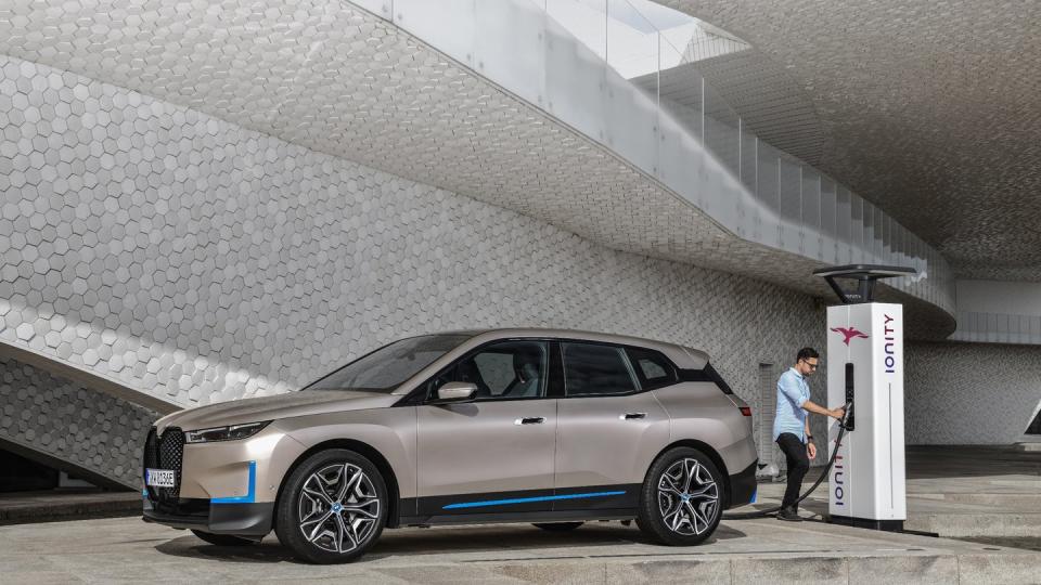 Der elektrische SUV iX von BMW. Zwei Jahre nach der Vorstellung des Konzeptfahrzeugs iNext hat BMW den vollelektrischen Luxus-SUV jetzt erstmals so präsentiert, wie er im November nächsten Jahres bei den Händlern stehen soll.