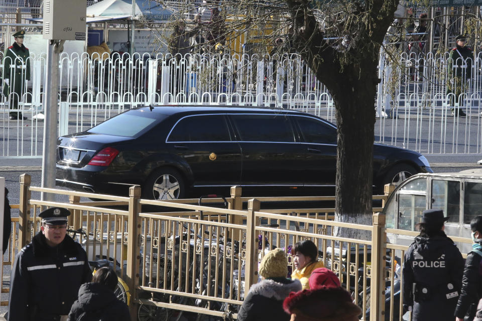 Imagen del Mercedes Benz Maybach S600 Pullman Guard de Kim Jong Un, que es siempre transportado en uno de los vagones de su tren cuando viaja, según informó el periódico Joong Ang Ilbo de Corea del Sur. (AP Photo/Ng Han Guan)