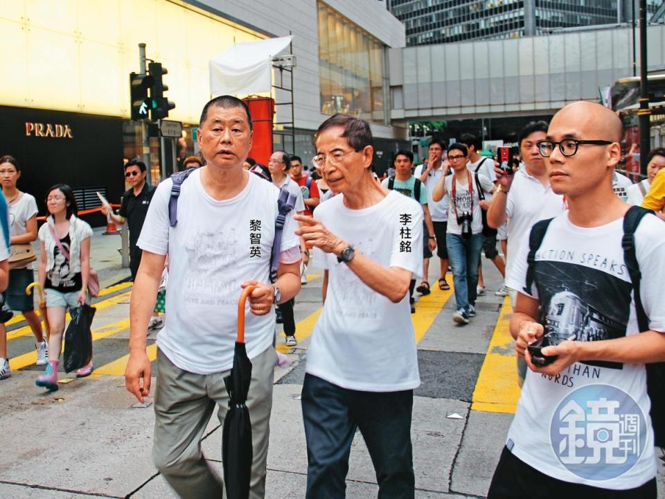 黎智英一直是香港民主派的支持者，圖為他和香港民主黨前主席李柱銘一起參加2013年的七一遊行。（翻攝維基百科-美國之音）