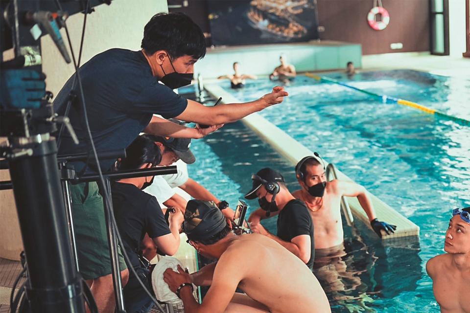 拍攝游泳池戲時，導演靳家驊（左上）在現場指揮工作人員。（CatchPlay提供）