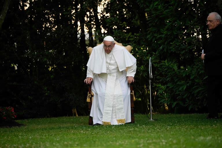 El papa Francisco, en los jardines del Vaticano. (Alessandra Tarantino / POOL / AFP)