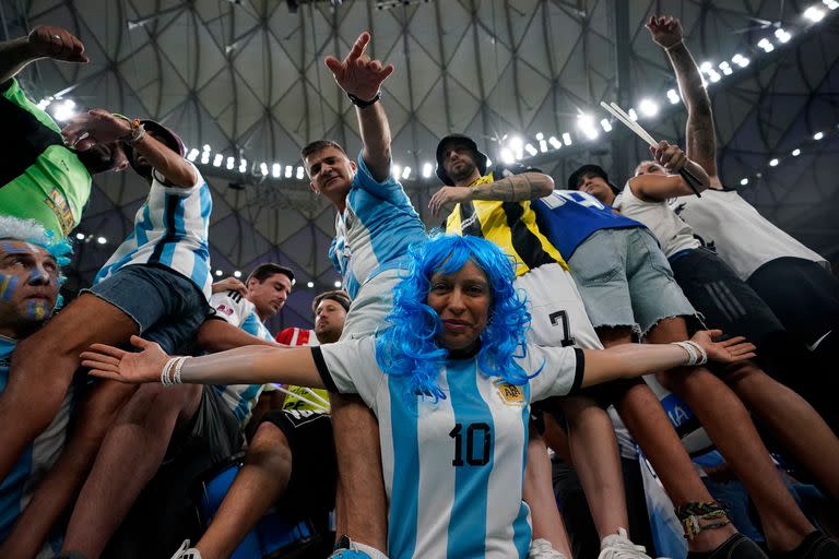 Hinchas argentinos en el estadio Lusail en Qatar