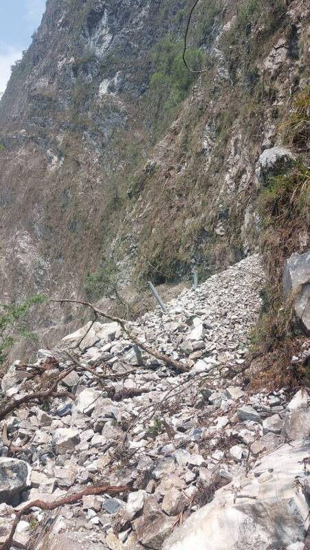 太魯閣錐麓古道遭落石覆蓋 0403花蓮強震後，太魯閣國家公園內滿目瘡痍，園區 內熱門的錐麓古道，經巡查人員勘察，發現古道麓一 號橋遭大石擊中攔腰折斷，史蹟保存區被土石蓋覆， 古道路面有大小落石，修復之路是一大考驗。 （太管處提供） 中央社記者李先鳳傳真  113年4月16日 