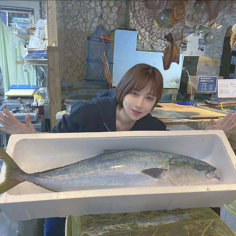 ▲森朝奈在努力之下，魚舖的名聲逐漸響亮，她也獲得「最美魚販」的稱號。（圖／翻攝自IG＠asanamori）