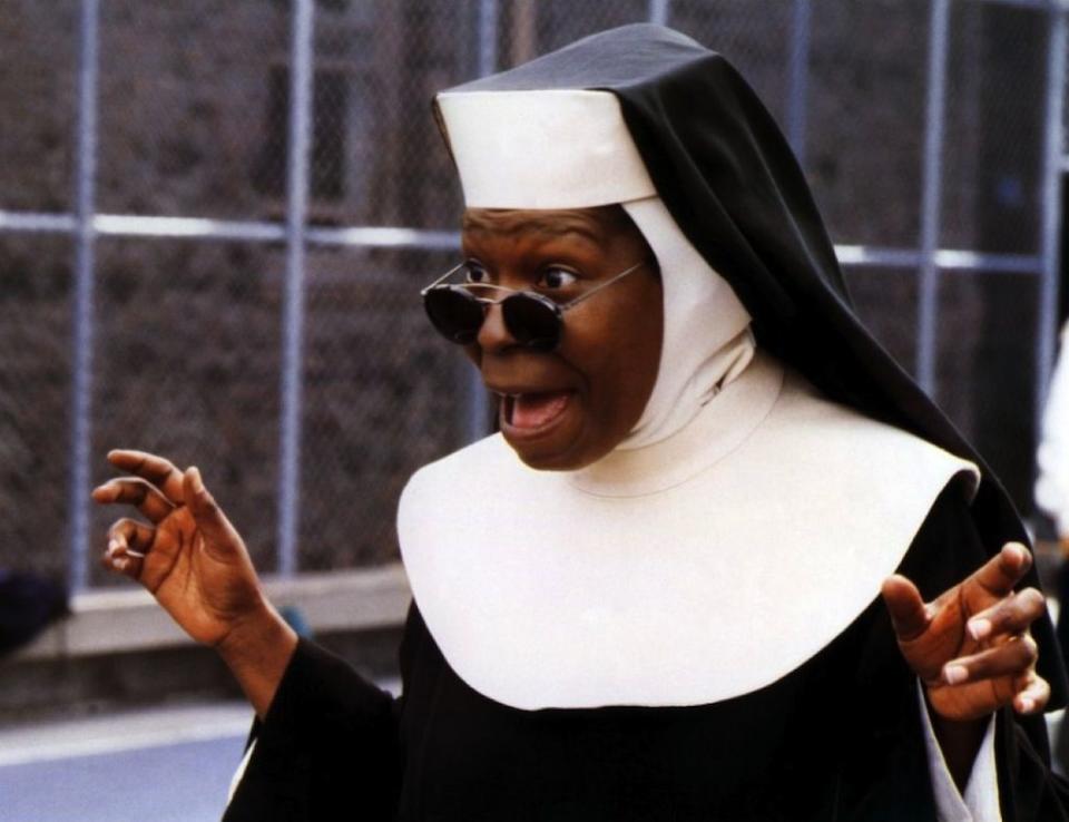 'Sister Act’ (1992) No sería hasta la nominación al Oscar de 1989, con Mujeres al borde de un ataque de nervios, que desde las tierras angelinas se dieran cuenta de la revolución almodovariana. Así que, en un enésimo alarde de escasa originalidad, desde Disney quisieron apuntarse a las locas aventuras de Sor Estiércol, Sor Perdida, Sor Rata de Callejón y Sor Víbora en Entre tinieblas (hoy, una de ellas se llamaría Sor Passo). Almodóvar se negaría a la llamada del Señor a Whoopi Goldberg y dejaría marchar a la encargada de demostrar que la leyenda urbana de la Iglesia acogiendo hasta a los más desamparados es mentira, bajo el grito de “no es una monja, es una cabaretera”.