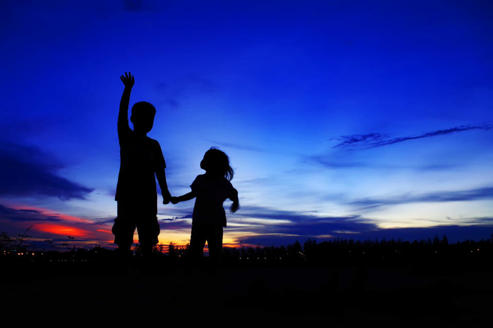 Dos hermanitos dando un gran ejemplo de unión y amor. Foto: Studio Omg-EyeEm/Getty Images