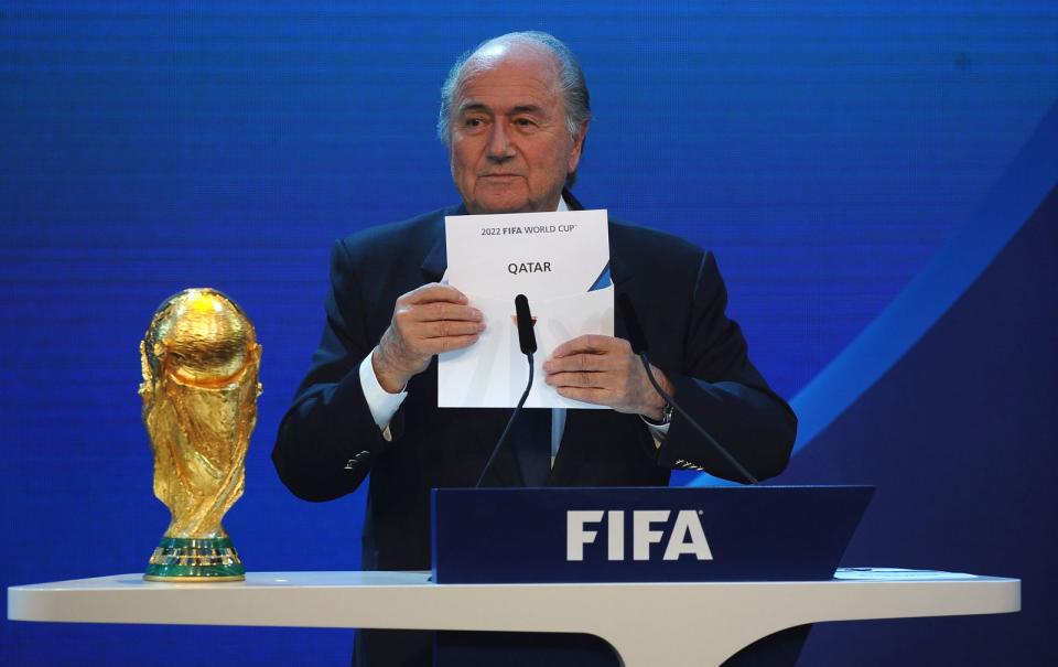 Seit zwölf Jahren weiß man, dass die Fußball-WM 2022 in Katar stattfinden soll - auch wenn dies in den Folgejahren immer wieder in Frage gestellt wurde. Der damalige FIFA-Präsident Sepp Blatter präsentierte 2010 in Zürich den überraschenden WM-Gastgeber. (Bild: 2010 Getty Images/Laurence Griffiths)