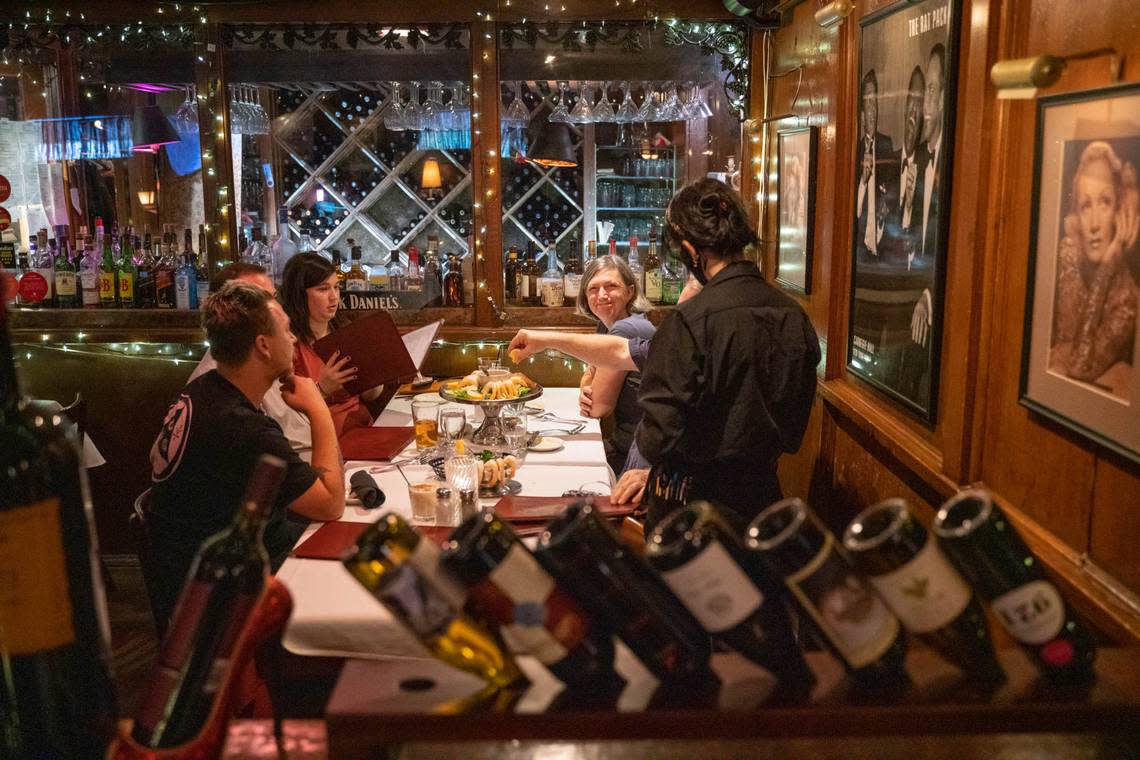 A group at Beef ‘N Bottle enjoys an appetizer while ordering entrees.